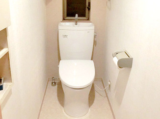 トイレリフォーム 床を組みなおした清潔で清掃しやすいトイレ
