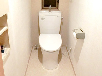 トイレリフォーム 壁紙がアクセントの明るく手入れしやすいトイレ