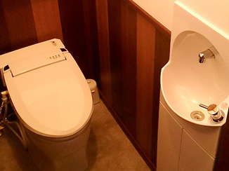 トイレリフォーム 空間を広くした腰壁の仕上がりが格好いいトイレ