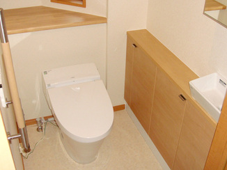 トイレリフォーム より広さを感じられる空間と機能性をアップしたトイレ