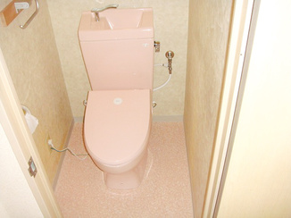トイレリフォーム ピンクの便器で明るい節水トイレに
