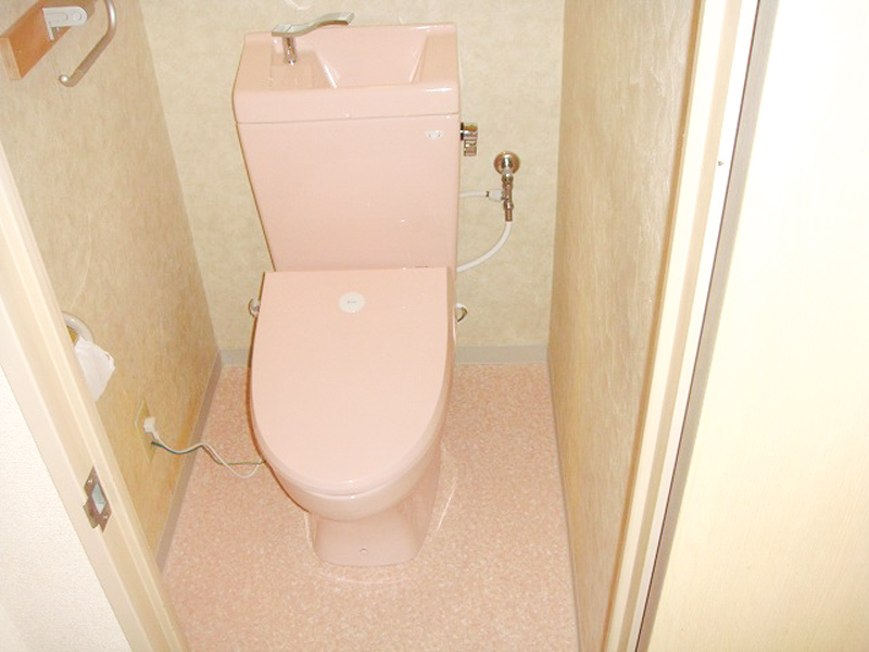 調布市のトイレリフォーム事例 ピンクの便器で明るい節水トイレに