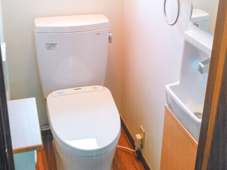 トイレリフォーム 清潔感のある白でまとめた明るいトイレ空間
