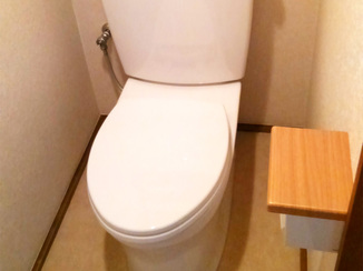トイレリフォーム 壁紙や床材も取替え、お部屋のように綺麗になったトイレ