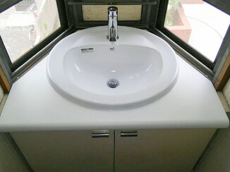 洗面リフォーム 特注で形を合わせた、明るく清潔感ある洗面台