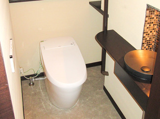トイレリフォーム モザイクタイルをアクセントにした和風トイレ