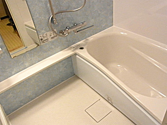 バスルームリフォーム 白と水色で爽やかに仕上げた浴室