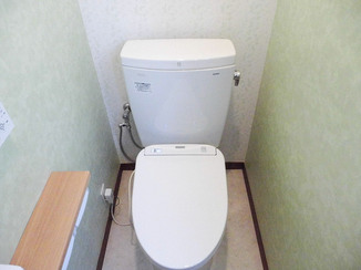 トイレリフォーム アクセントカラーで爽やかなイメージに一新したトイレ