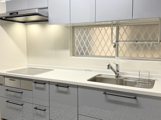 キッチンリフォーム ブルーグレーが主役のシックなキッチン