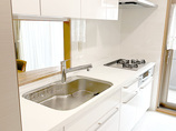 キッチンリフォーム白で統一した、清潔感のある明るいキッチン
