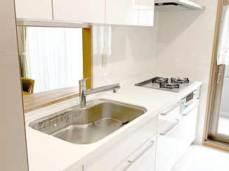 キッチンリフォーム 白で統一した、清潔感のある明るいキッチン