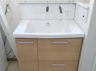 洗面リフォーム 使い勝手はそのまま、ソフトクローズで快適な洗面化粧台