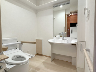 トイレリフォーム 足が不自由な両親も快適にすごせる、バリアフリーの水まわり空間