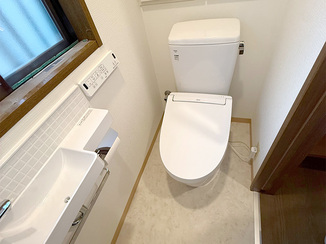 トイレリフォーム すっきりとした手洗い器が映えるトイレ