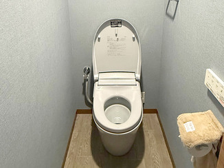 トイレリフォーム 長年使用したトイレを一新、ガラッと印象が変わったレストルーム